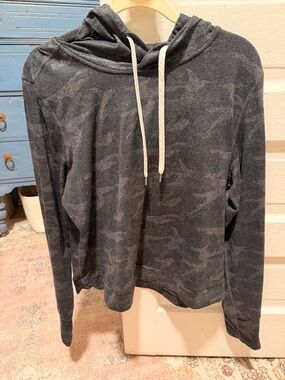 Vuori Heathered Charcoal Hooded Top